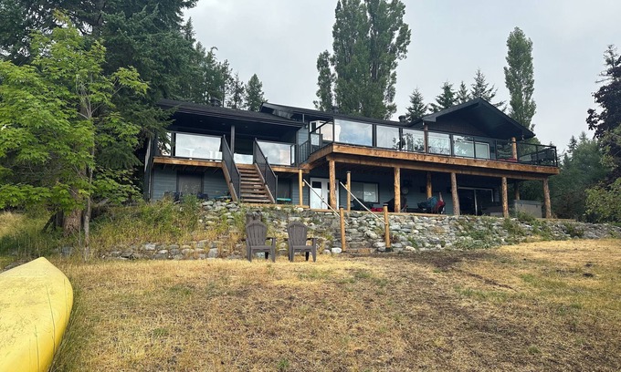East Kootenay Casa | Home on the lake firepits & hot tub