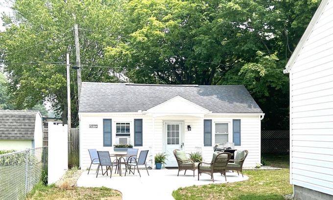 Norton Shores Apartamento | Home - studio style near Lake Harbor Park and Lk Michigan