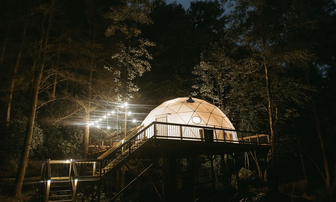 Campton Cabina | "Home Sweet Dome" MODERN TREEHOUSE STAY w/ Hot Tub