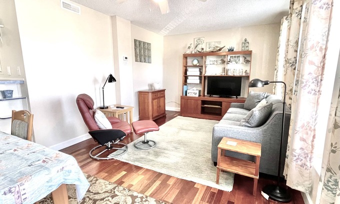 Isle of Palms Condominio | Home Sweet Home en IOP, 1Br / 1Ba PRIMER PISO, Porche impresionante, Se admiten perros