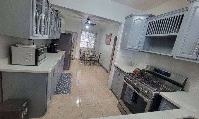 Harbour View Casa | Home Sweet Home. 7 minutes from Kingston Airport, 20 mins to Bob Marley Museum!