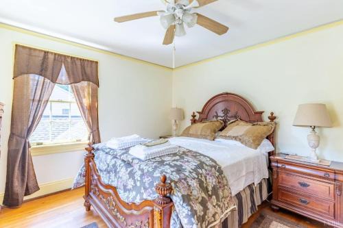 Lynchburg Casa | Home Sweet Home, Suite #2, near Liberty University, and Lynchburg Hospital, Deluxe Queen Size Bedroom