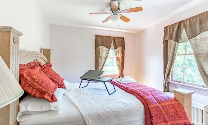 Lynchburg Casa | Home Sweet Home Suite #3, near Liberty University, and Lynchburg Hospital, Deluxe Queen Size Bedroom