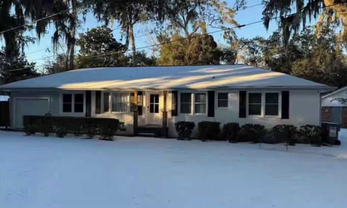 Beaufort Casa | Home Under The Oaks - Sleeps 6!