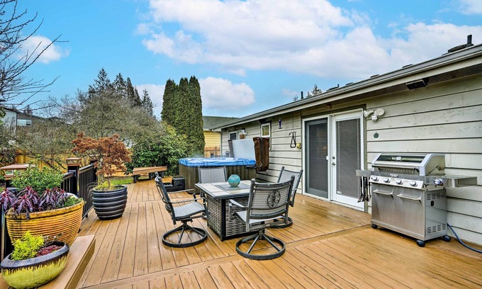 Picnic Point-North Lynnwood Casa | Lynnwood Home: Private Hot Tub, Fire Table & Grill