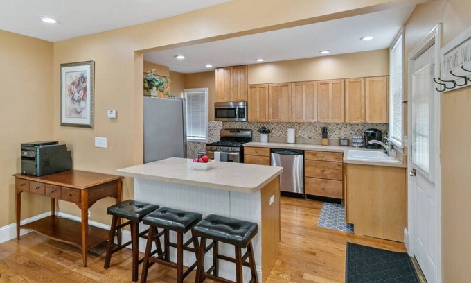 Libertyville Casa | Home w/ porch in DT Libertyville Near Naval Base