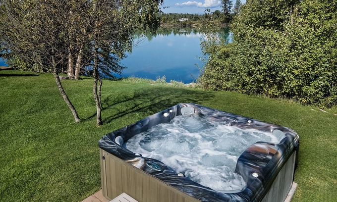 Kalispell Casa | Home w/private dock on Flathead River, hot tub & fireplaces - Flathead River Luxury Retreat