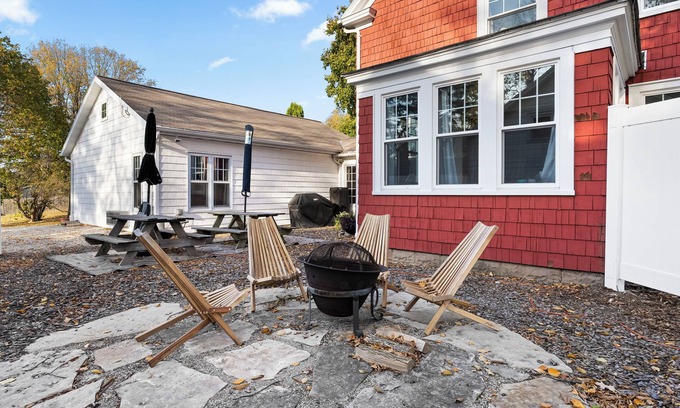 Sturgeon Bay Casa | Home walking distance to all Downtown Sturgeon Bay! Across from Coffee House!