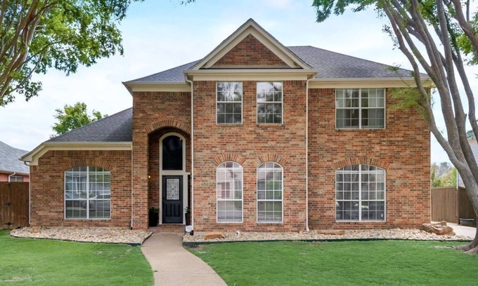 Flower Mound Casa | Home with a pool during your transition.