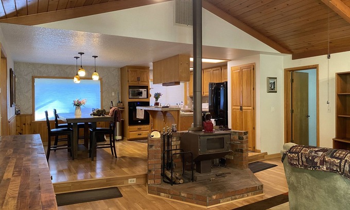 Umpqua Casa | Home with cabin effect- private access to river