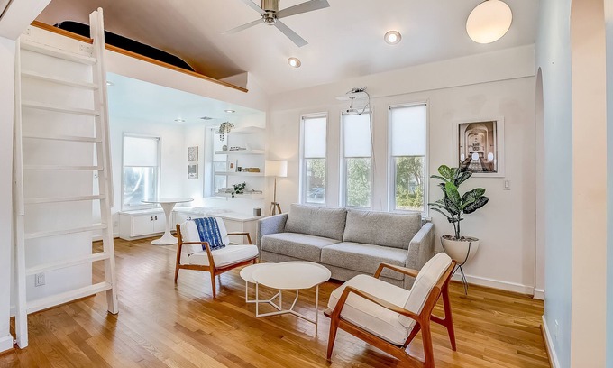 Chestnut Casa | Home with enclosed yard & central AC - dogs welcome
