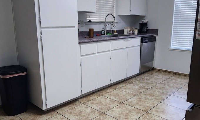 Farmersville Casa | Home with family King bed. To Visalia 4 min. Away. Near sequoia tional park