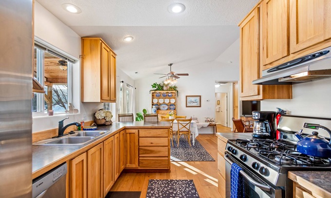 Sagle Casa | Home with free WiFi, washer/dryer & enclosed yard - close to hiking and biking