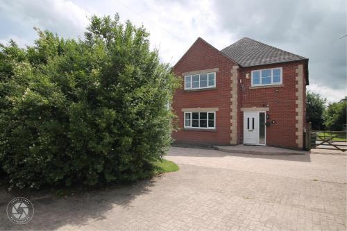 Forsbrook Casa | Home with HotTub near AltonTowers & Waterworld sot