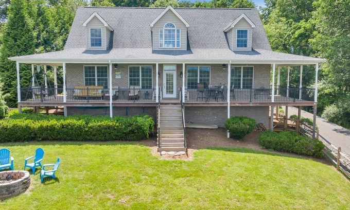 North Shore Casa | LAKE Lookout: home with lake views!