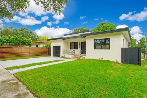 El Portal Casa | Home with Pool & Peacocks in Central Miami