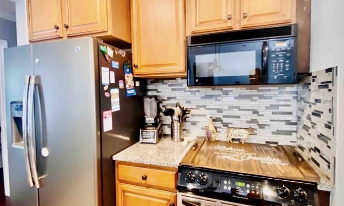 Kings Grant Casa | Home with yard near UNCW & Wrightsville Beach