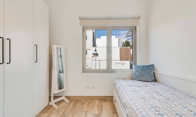 Playa de Arinaga Apartamento | Home2Book Coastal Retreat with Sea Views, Arinaga