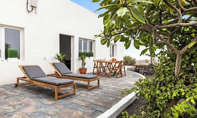 Nazaret Apartamento | Home2Book Cozy Terrace House with Volcano Views