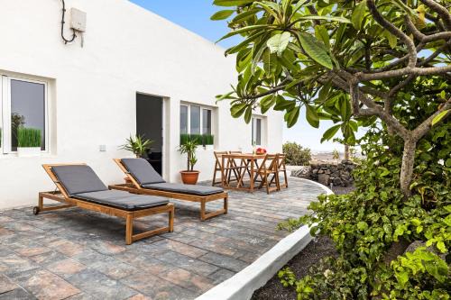 Nazaret Casa | Home2Book Cozy Terrace House with Volcano Views