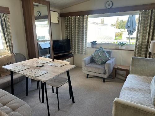 South Cerney Otro | Homely 3 Bedroom Caravan in Cirencester