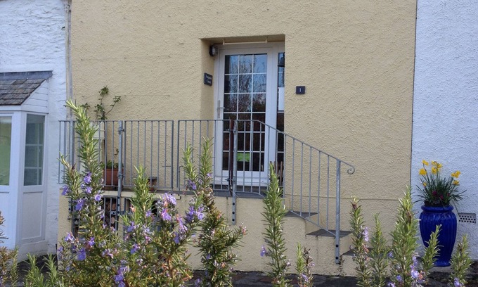 Tregony Cabaña | Acogedora casa de campo con vistas al valle, se admiten perros, estacionamiento, jardín y wifi