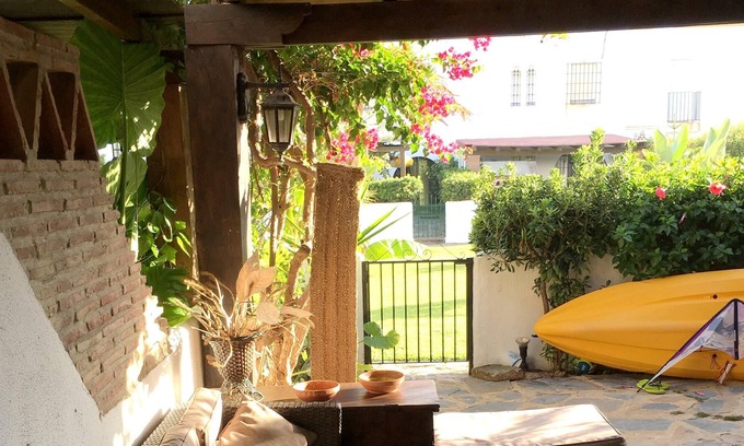 Marina de Casares Casa | Homerez - ¡A 10 m de la playa! Casa para 6 pers. con jardín en Marina de Casares
