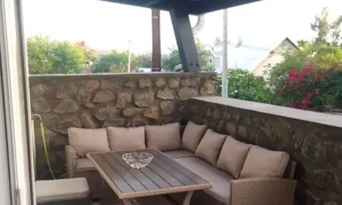 Trois-Bassins Apartamento | Homerez - ¡A 100 m de la playa! Apartamento para 4 pers. con jacuzzi y jardín