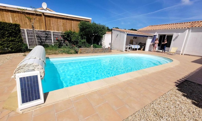 Notre-Dame-de-Monts Villa | Homerez - Villa a 1 km de la playa para 8 pers. con piscina, jardín y terraza