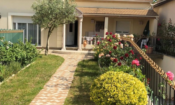 Sannois Apartamento | Homerez - Espectacular apartamento para 4 pers. con jardín y terraza en Sannois