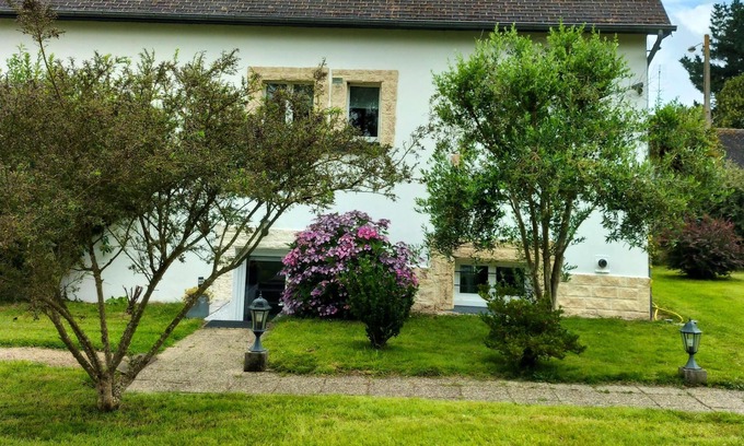 Belle-Isle-en-Terre Apartamento | Homerez - Apartment for 2 ppl. with garden and terrace at Belle-Isle-en-Terre