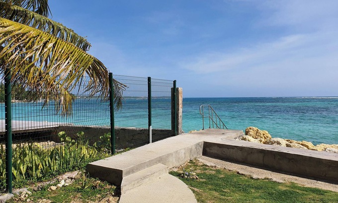 Sainte-Anne Apartamento | Homerez - ¡A 3 m de la playa! Apartamento para 2 pers. con jardín en Sainte-Anne