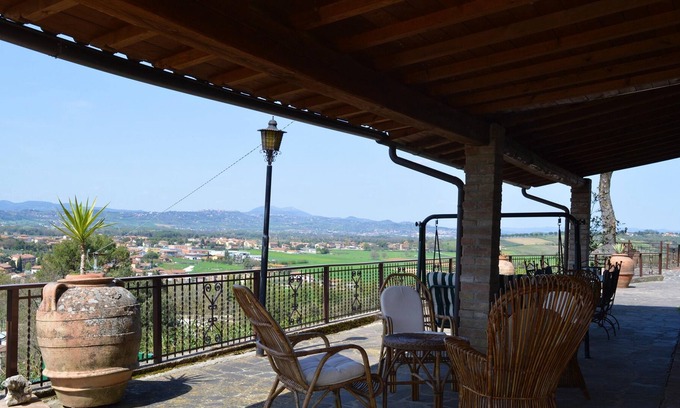 Torgiano Apartamento | Homerez - Apartamento para 5 pers. con piscina compartida y terraza en Torgiano