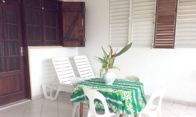 Petit-Canal Apartamento | Homerez - Apartamento a 8 km de la playa para 4 pers. con jardín en Petit Canal