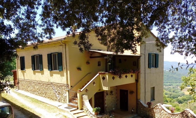 Stroncone Apartamento | Homerez - Bonito apartamento para 4 pers. con terraza en Coppe