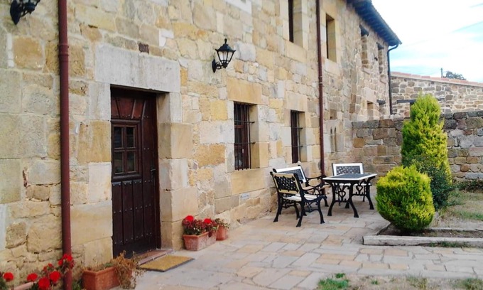 Cillamayor Apartamento | Homerez - Beautiful studio for 3 ppl. with terrace at Menaza