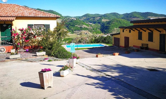 Vesime Villa | Homerez - Bonita villa para 2 pers. con piscina en Vesime