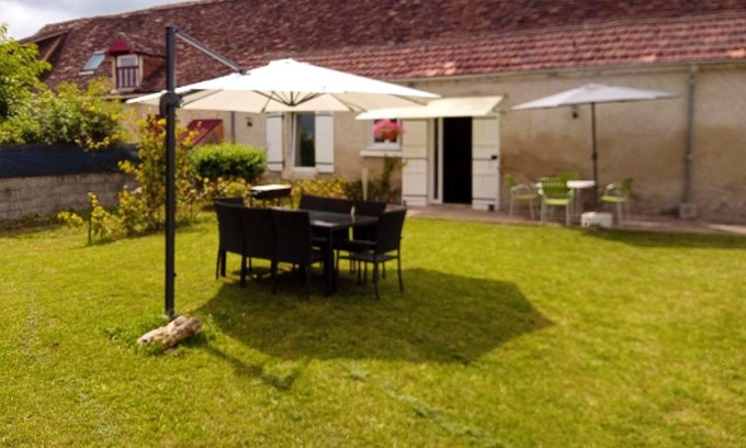 Limeyrat Casa | Homerez - Grande casa para 10 pers. con spa, jardín y terraza en Limeyrat
