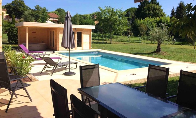 Prayssac Villa | Homerez - Villa para 10 pers. con piscina, spa, jardín y terraza en Prayssac