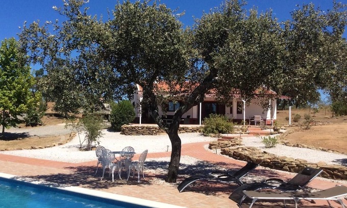 Aldeia dos Palheiros Chalet De Esquí | Homerez - Chalet a la montaña para 5 pers. con piscina y jacuzzi en Ourique