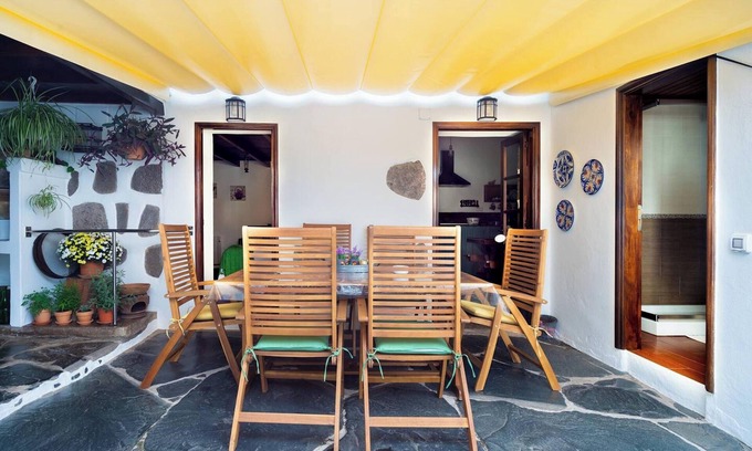 Firgas Chalet De Esquí | Homerez - Encantador chalet en Firgas con barbacoa e Internet incluido