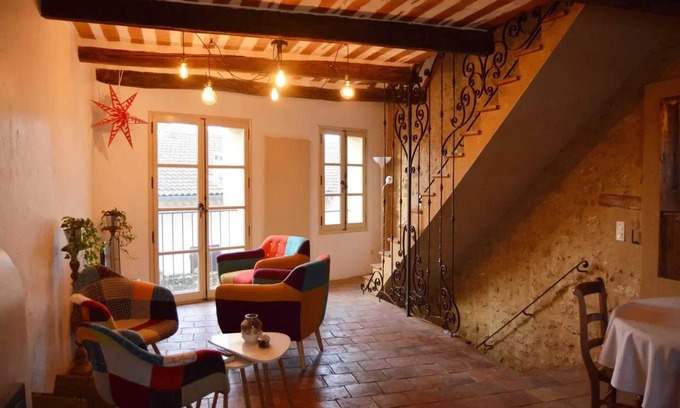 Courthezon Apartamento | Homerez - Charming Flat in Courthézon with Terrace.