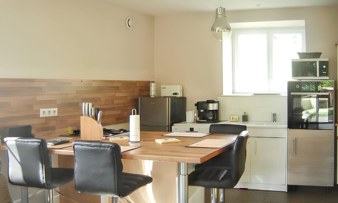 Donzy-le-National Casa | Homerez - Casa encantadora en La Vineuse con jardín cerrado