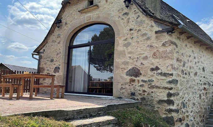 Maleville Casa | Homerez - Casa encantadora en Maleville con jardín privado y aparcamiento.
