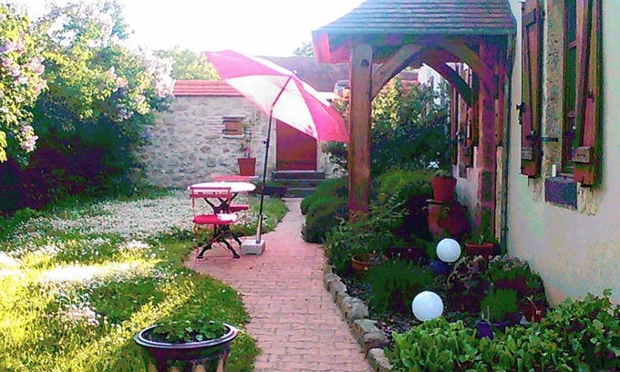 Montoldre Casa | Homerez - Casa encantadora en Montoldre, Jardín