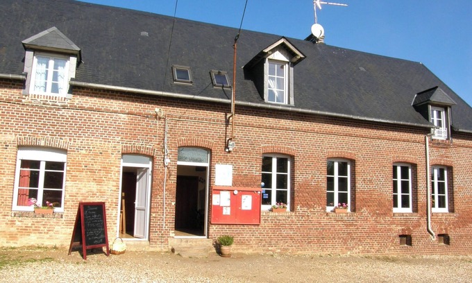 Berville Casa | Homerez - Casa encantadora en Berville con jardín