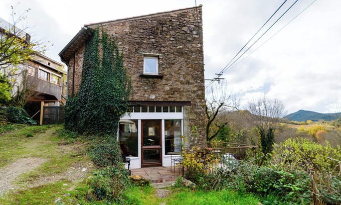 Faugeres Casa | Homerez - Casa encantadora en Faugères con vista a la montaña