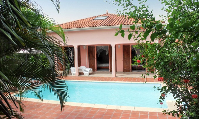 Quartier Desert Villa | Homerez - Villa encantadora en Sainte-Luce con piscina y jacuzzi