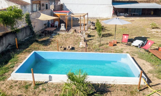 Vitigudino Villa | Homerez - Encantadora Villa Cerca de Vitigudino con Piscina Compartida
