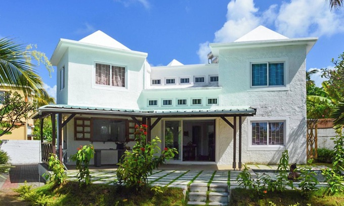 Blue Bay Villa | Homerez - Villa encantadora cerca de Mahebourg con piscina privada